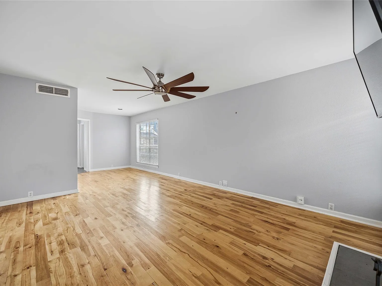 2 bed, 2.5 bath, 1228 sqft, $1,800 — Photo 4
