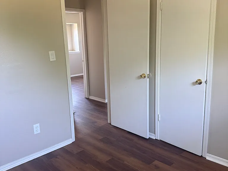 1304 Locust Dr — Photo 11
