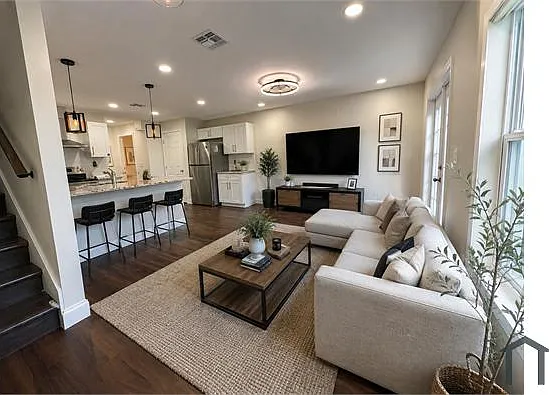3 bed, 1400 sqft, $2,225 — Photo 3