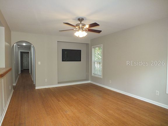 4th image of 418 Meritta Avenue