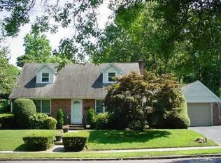 50 Sumter Ave, Williston Park, NY 11596