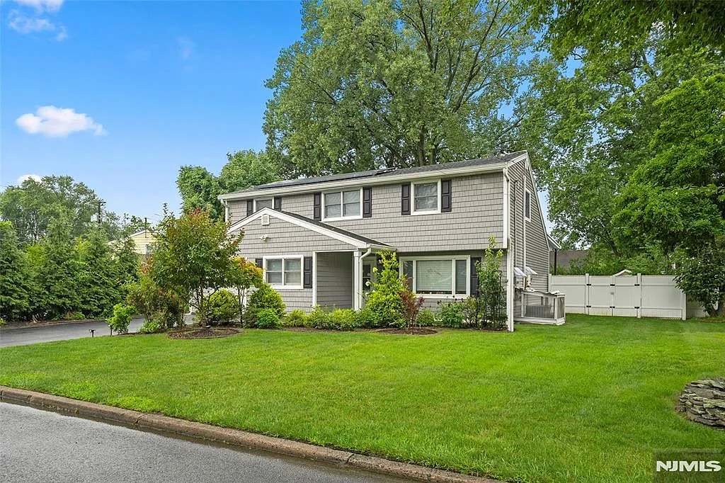 4 bed, 1520 sqft, $4,200 — Photo 2