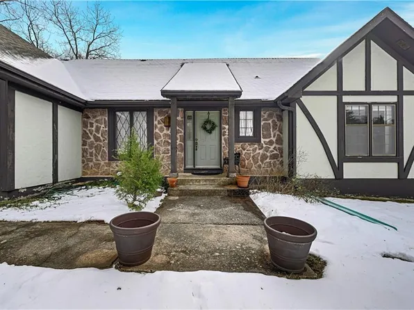 7120 Black Bob Dr, Stilwell, KS 66085