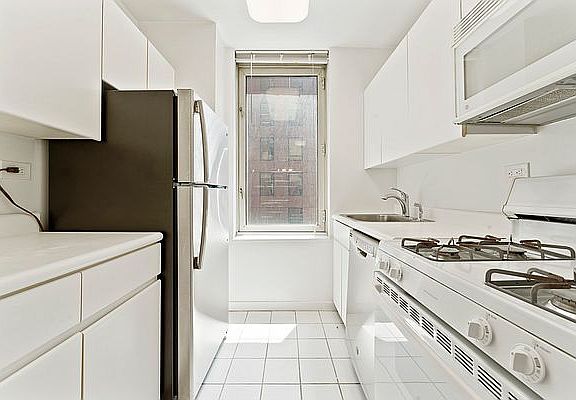 5th image of 145 E 48th St APT 10G
