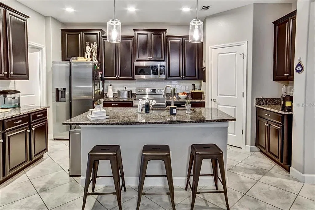 4 bed, 3.0 bath, 2057 sqft, $3,500 — Photo 4