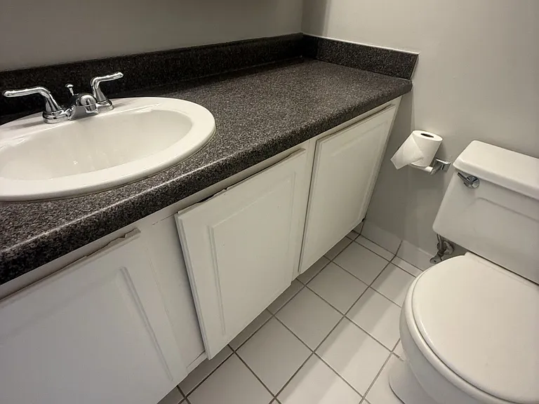 10 E Ontario Condos — Photo 23