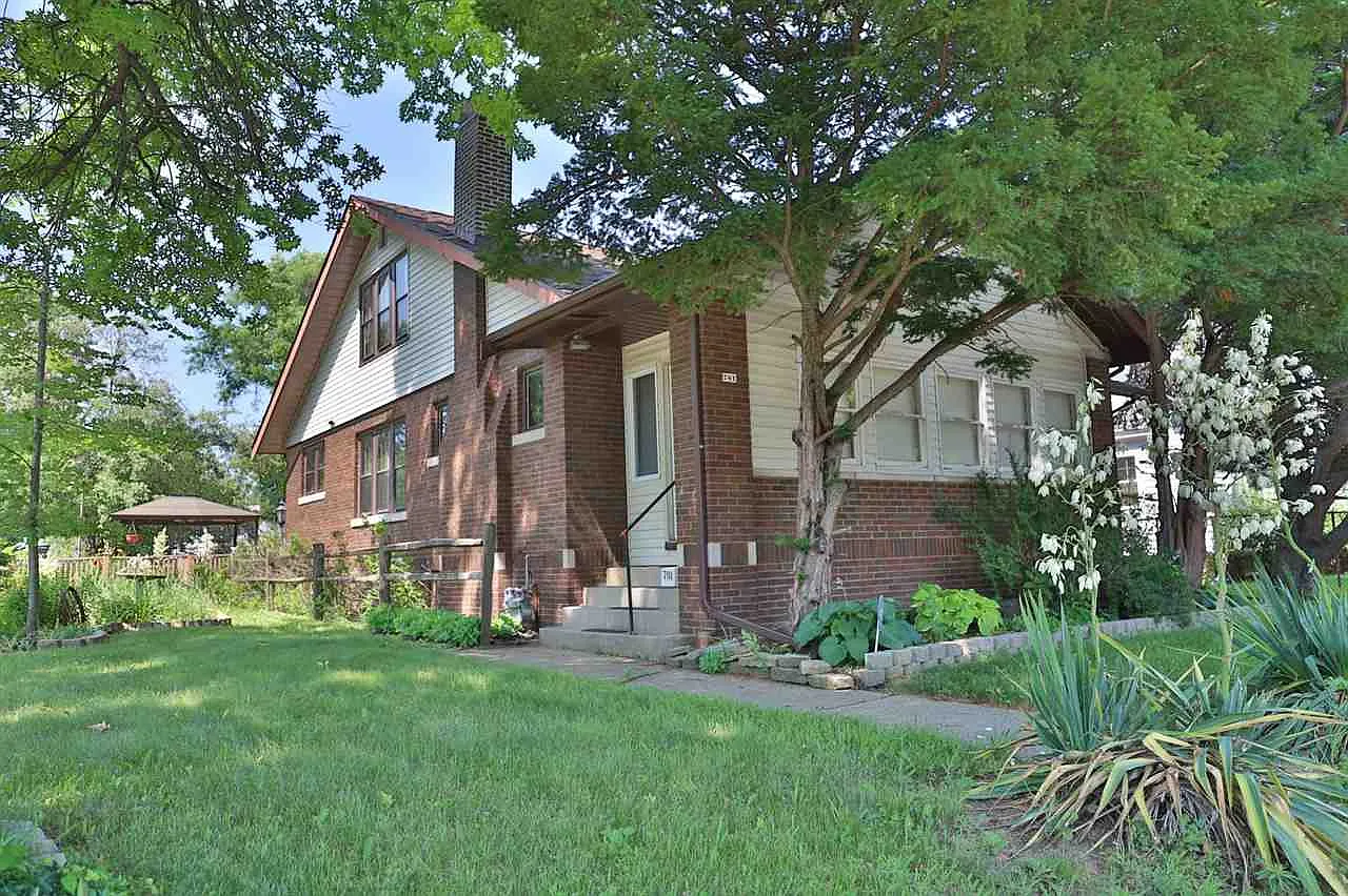 701 E McClure Ave photo 1