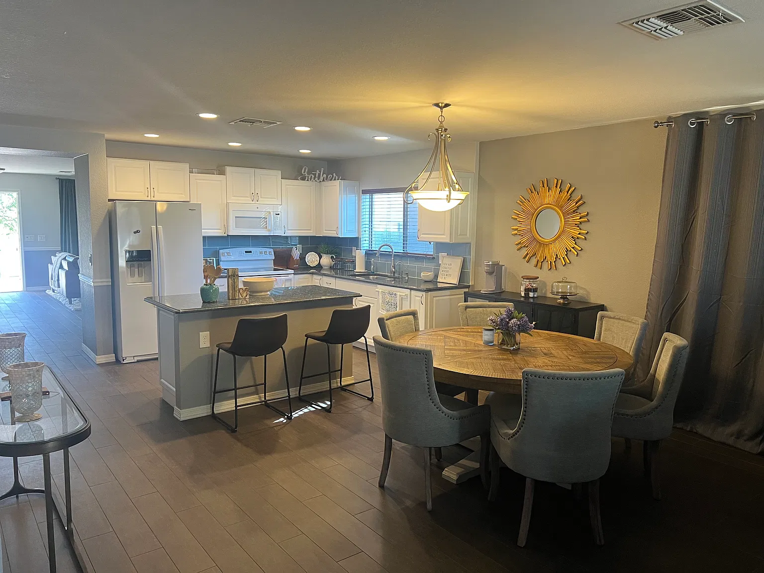 4 bed, 1921 sqft, $2,500 — Photo 4
