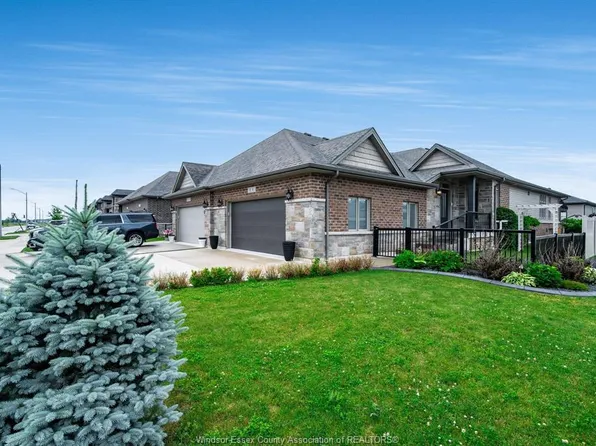 1 Woodland St, Kingsville, ON N9Y 0B1