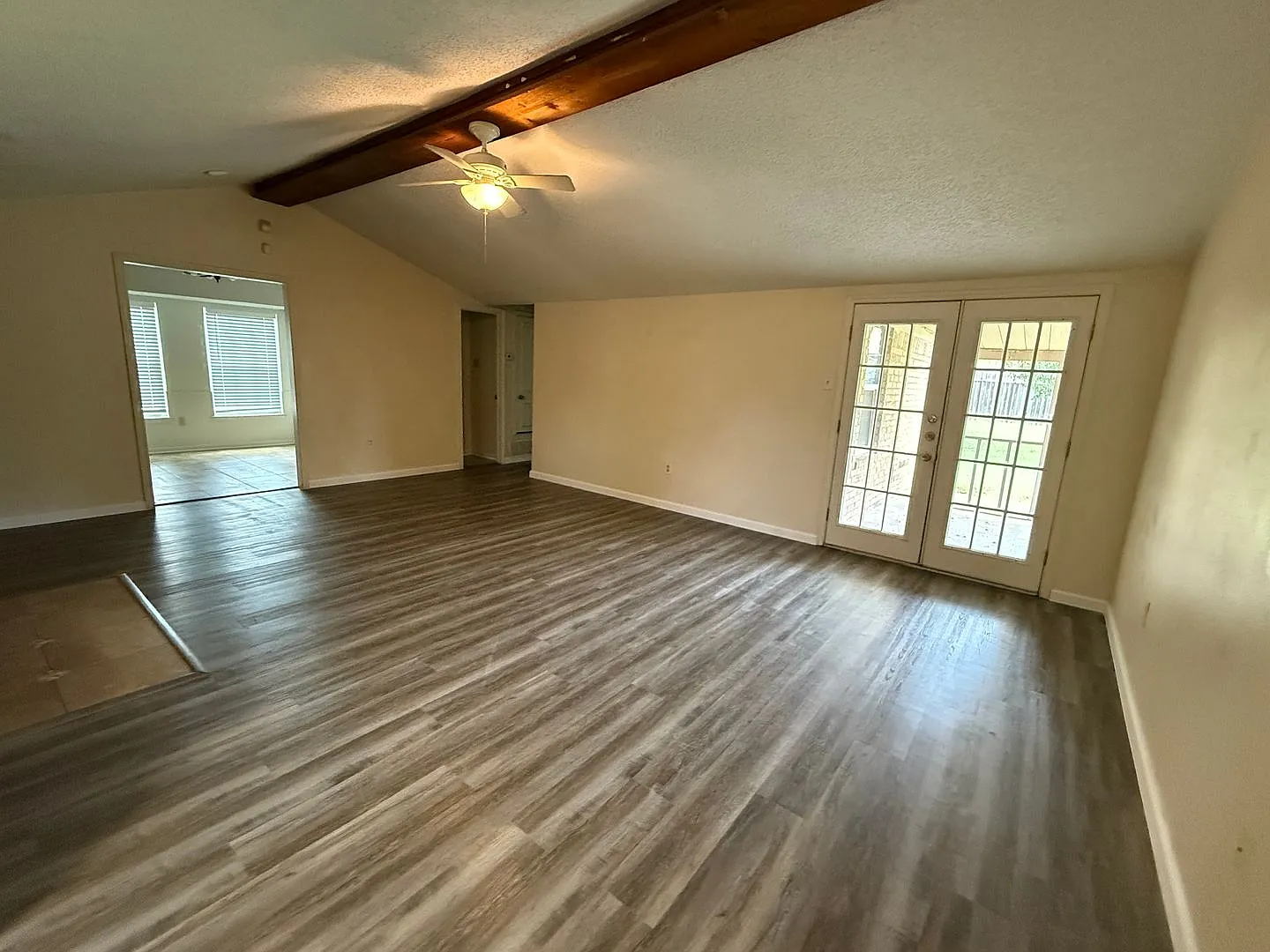 New luxury vinyl plank! Terrific corner lot! — Photo 2