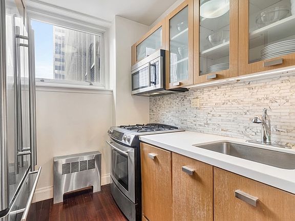 5th image of 212 E 47th St APT 24A