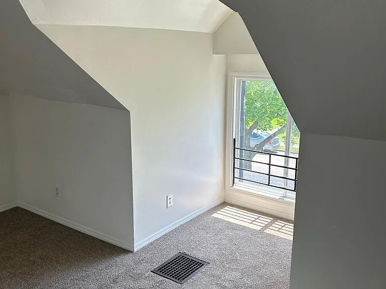 1578 Manchester Ave — Photo 7