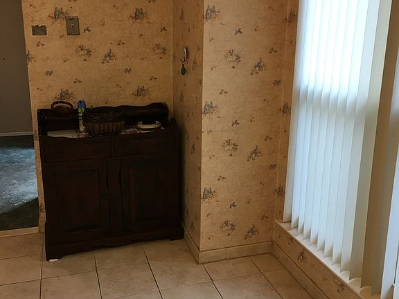 3rd image of 11 Locust Ct