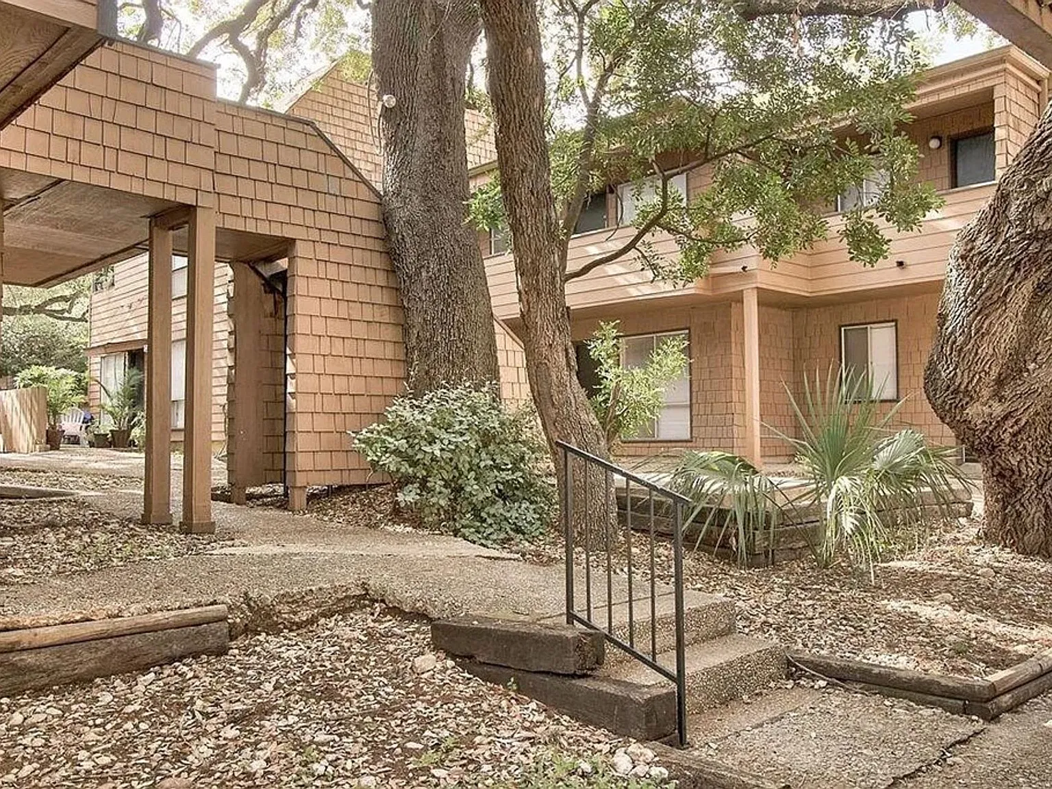 Alamo Heights Treehouse — Photo 2