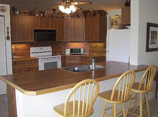 KITCHEN/BREAKFAST BAR