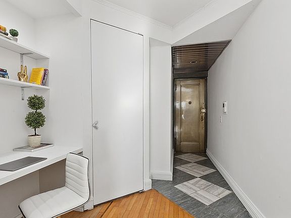 5th image of 166 W 22nd St APT 6E