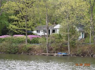 88 Taunton Lake Rd, Newtown, CT 06470