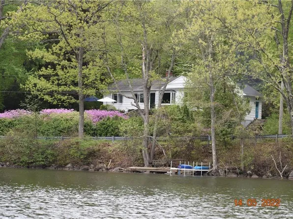 88 Taunton Lake Road, Newtown, CT 06470