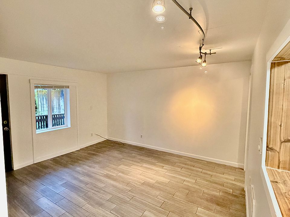 spacious 14' x 12' living room