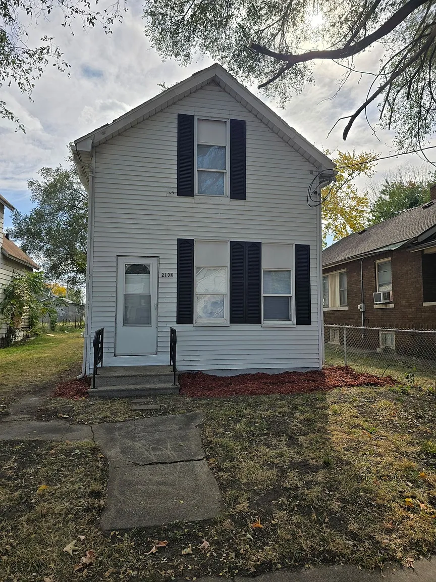 2104 W Garden St photo 1