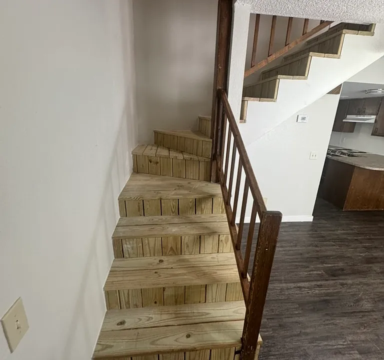 305 W Pleasant Valley Rd