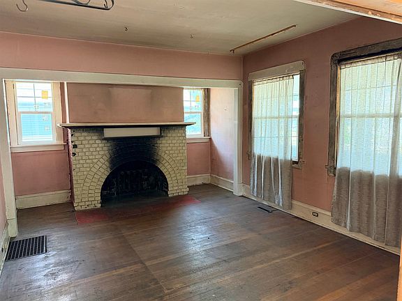 3rd image of 628 S Elm St