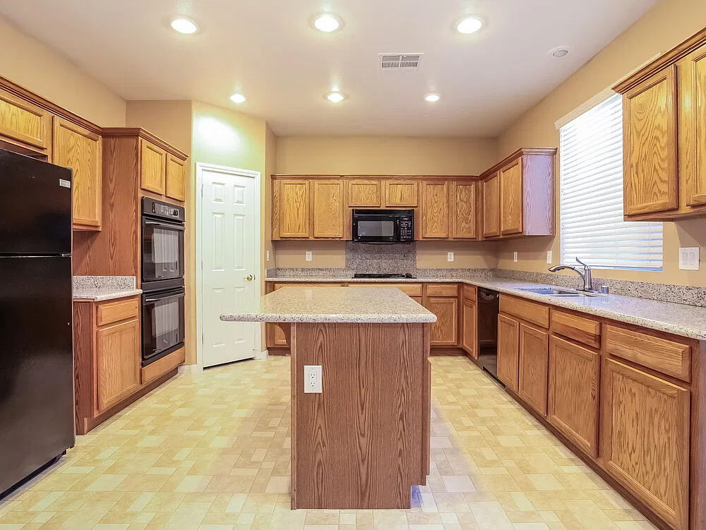 3 bed, 3.0 bath, 2299 sqft, $2,400 — Photo 4