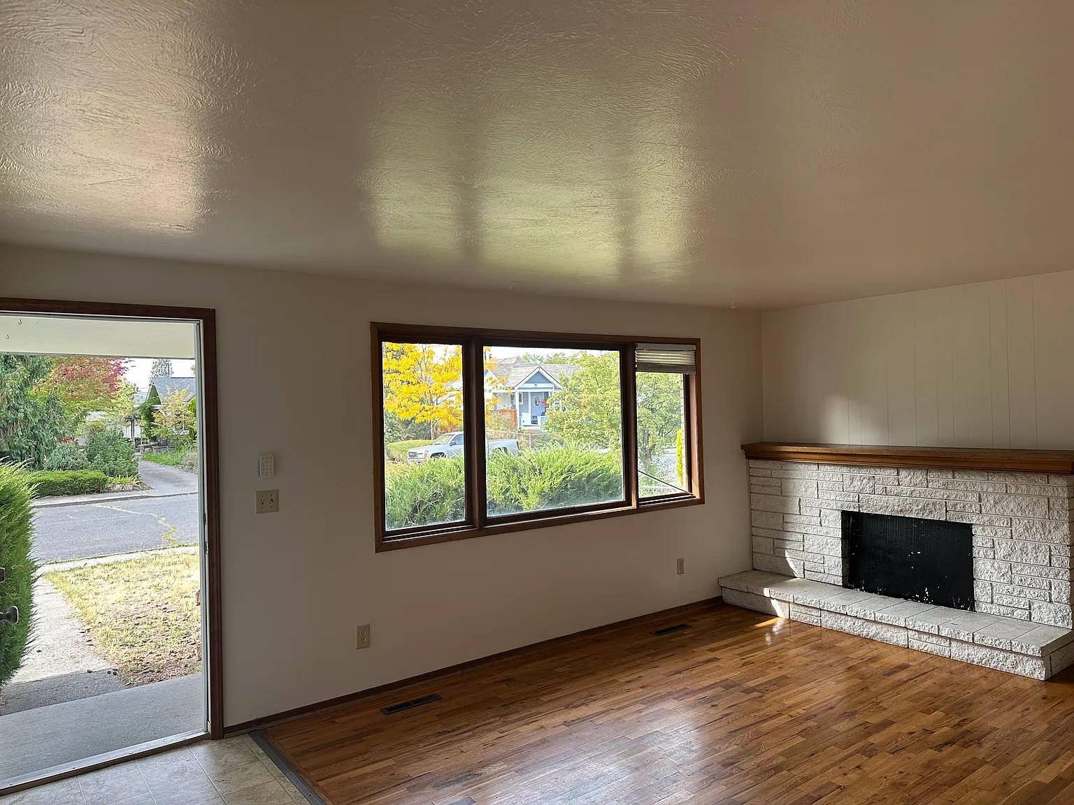 3 bed, 2162 sqft, $2,350 — Photo 2