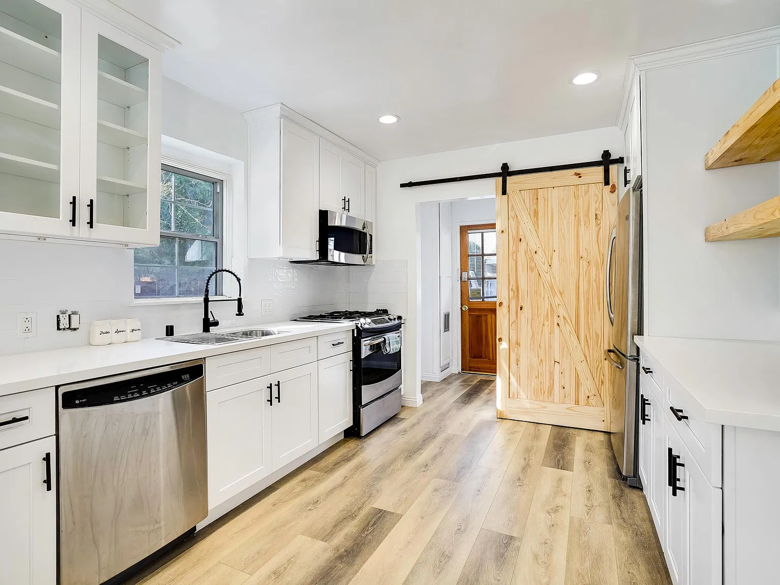 14157 Califa St — Photo 4