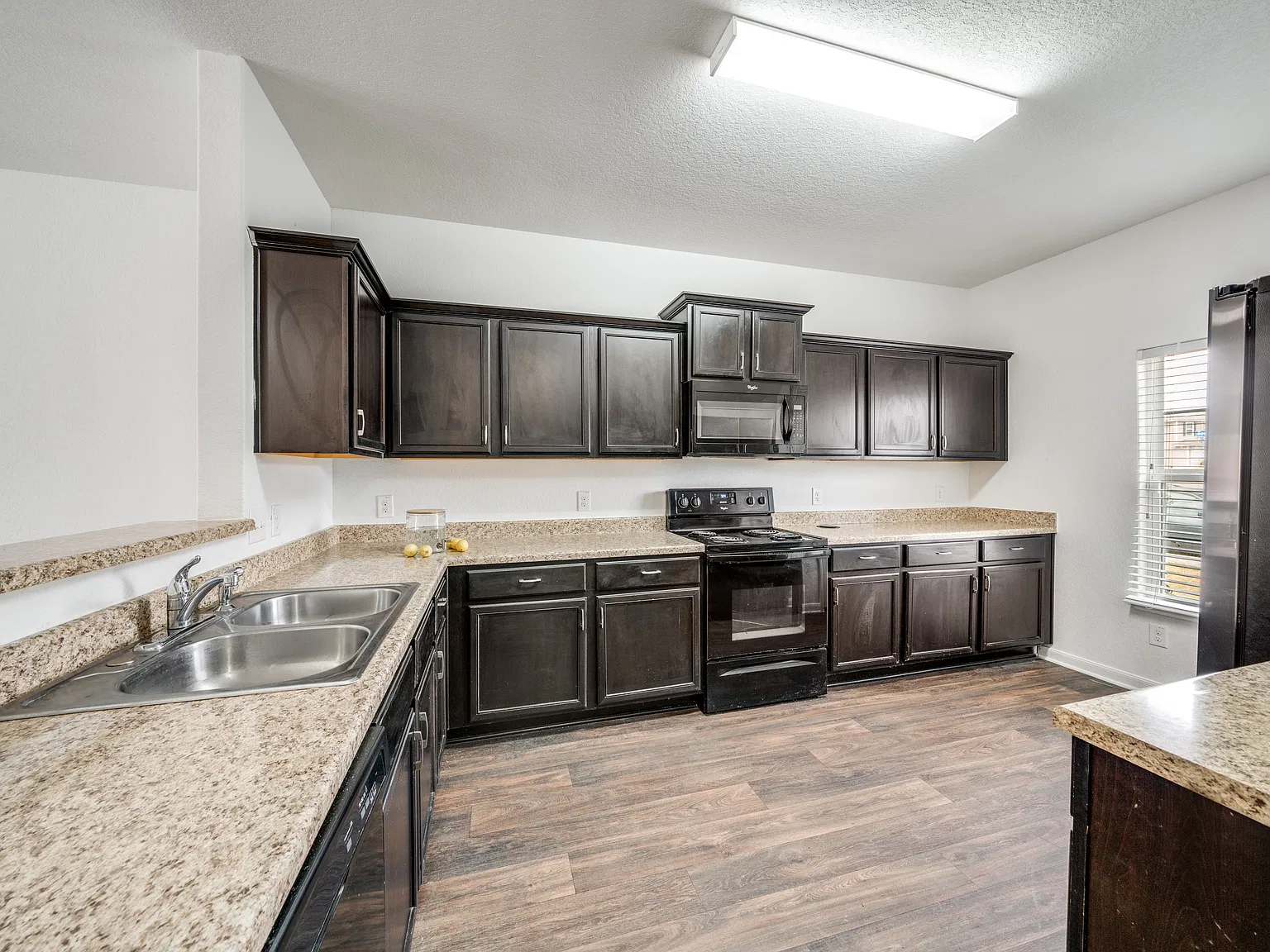 5 bed, 2573 sqft, $1,900 — Photo 2