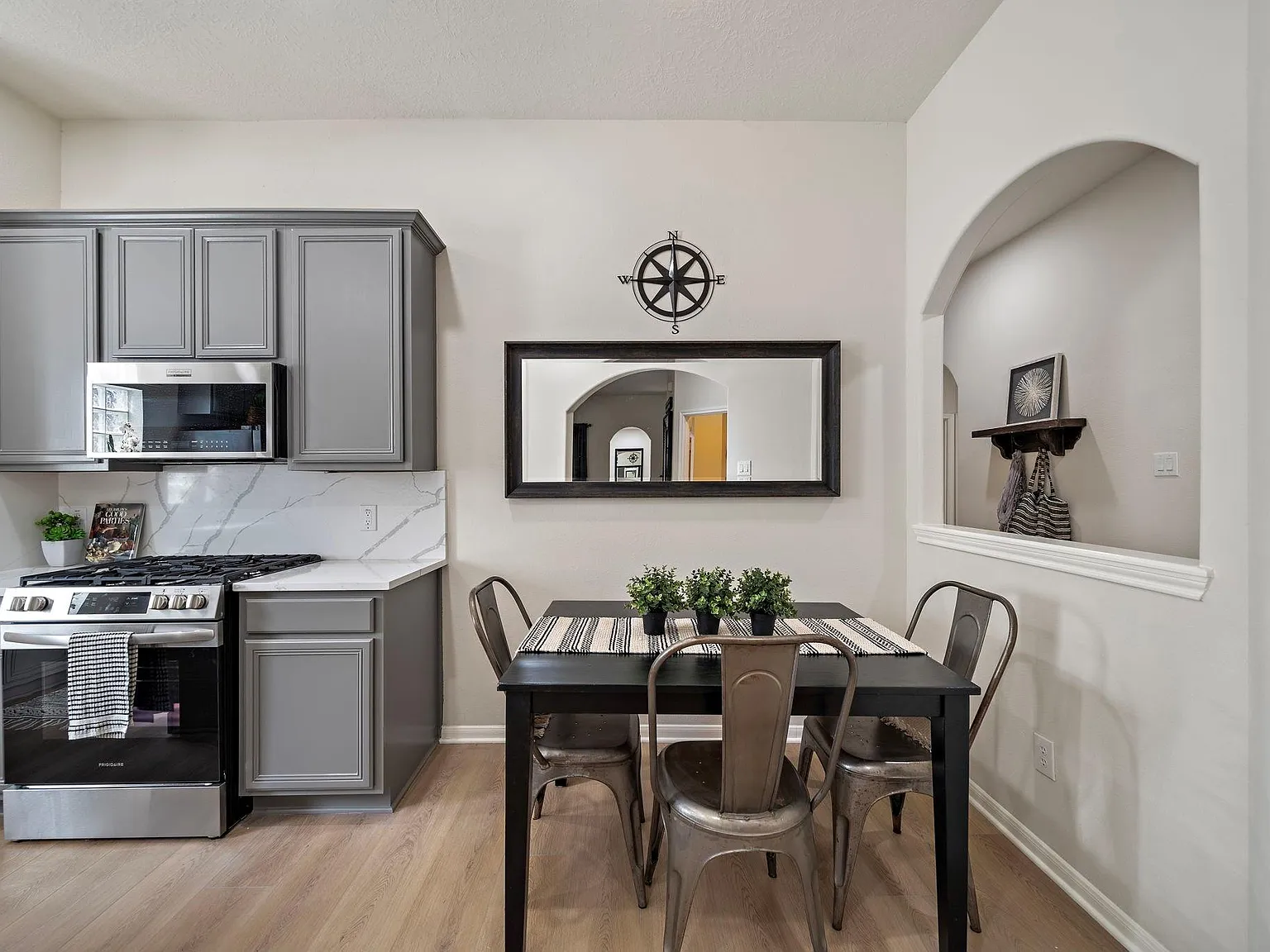 3 bed, 2.0 bath, 1612 sqft, $2,500 — Photo 4