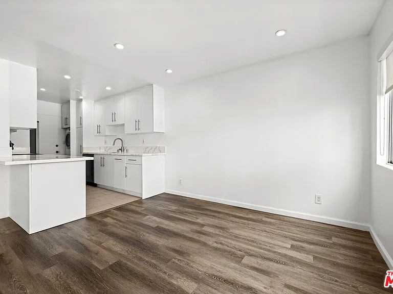 136 S Palm Dr #301 — Photo 8
