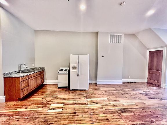 5th image of 3557 California Ave