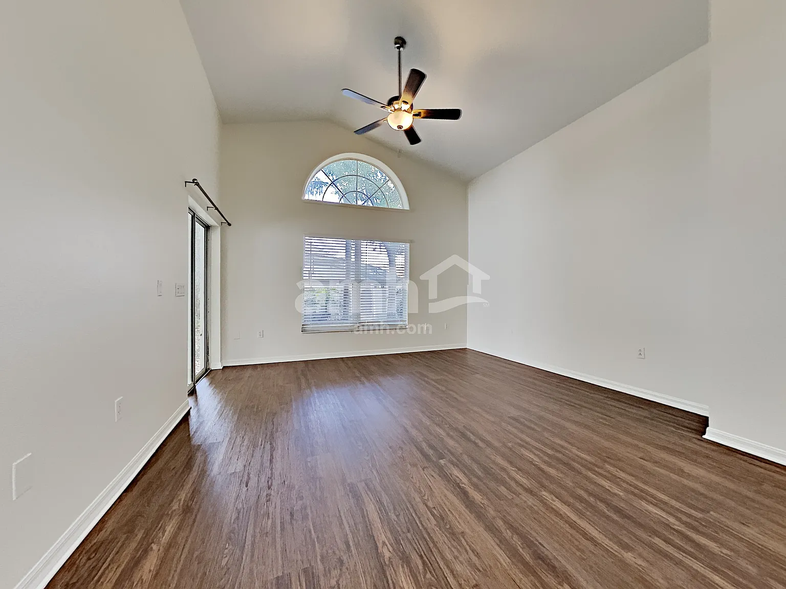 4 bed, 3.0 bath, 1642 sqft, $2,345 — Photo 4