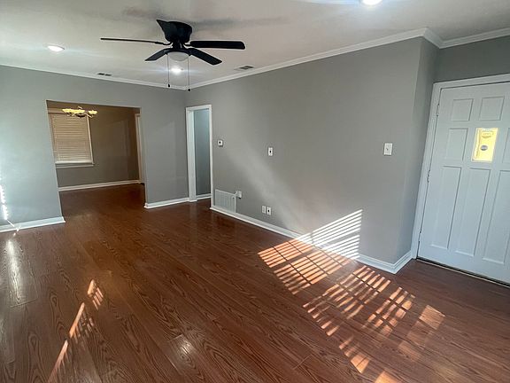 3rd image of 3515 S Versailles Ave