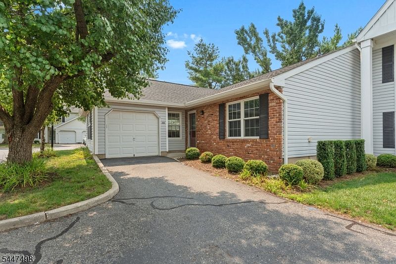 1st image of 352 Cotswold Pl