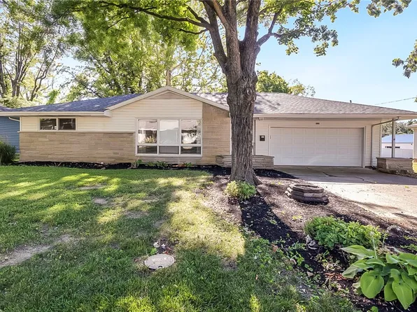 828 19th St, Charleston, IL 61920