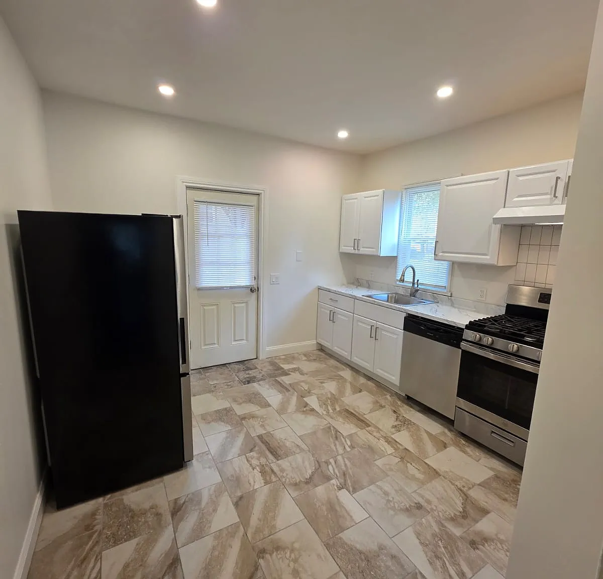 4 bed, 1440 sqft, $2,000 — Photo 2