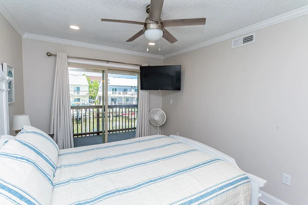 2 bed, 920 sqft, $2,400 — Photo 2