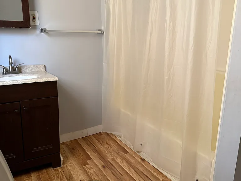 1006 W College St — Photo 14