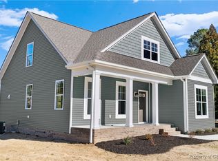 33 Oakland St, Kilmarnock, VA 22482