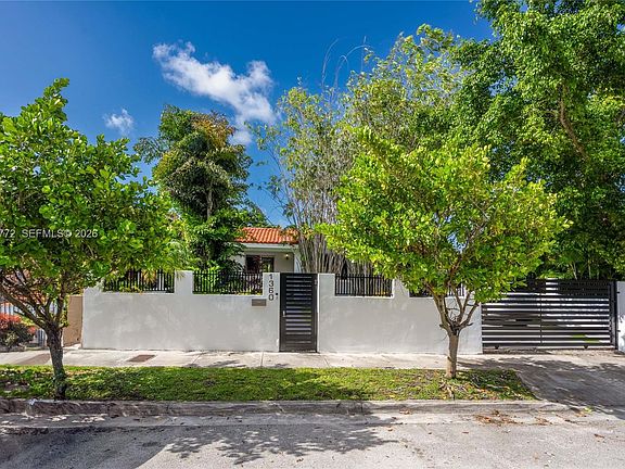 3rd image of 1360 SW 16th St