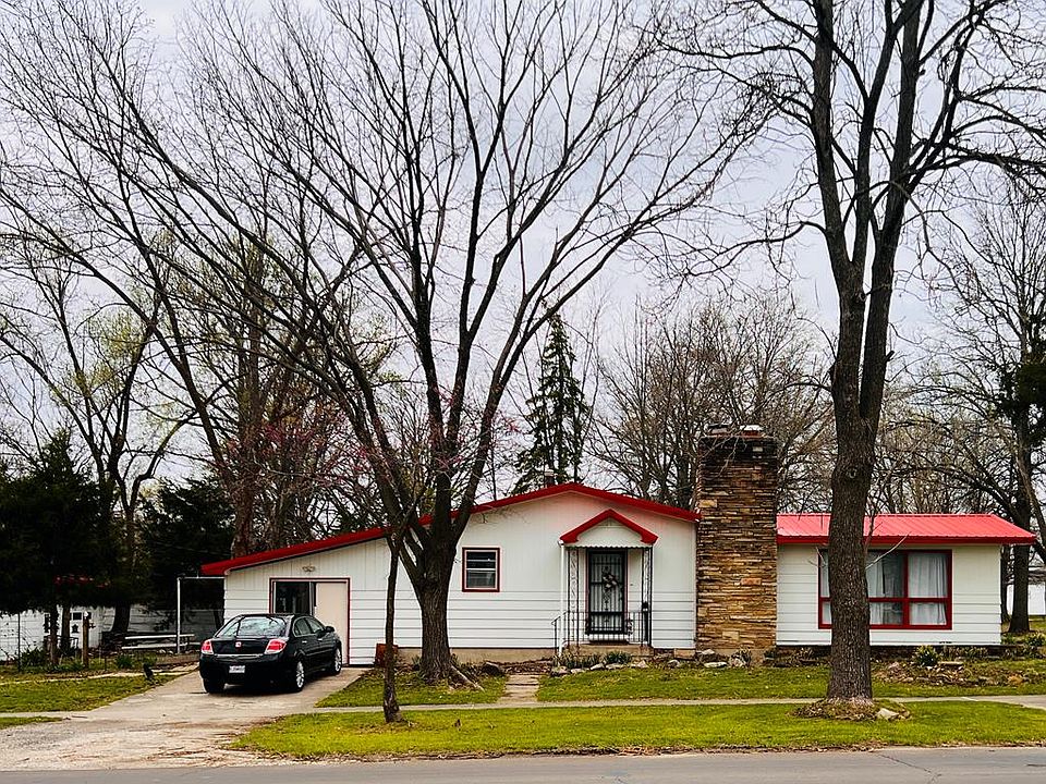 1st image of 302 S Kansas Ave