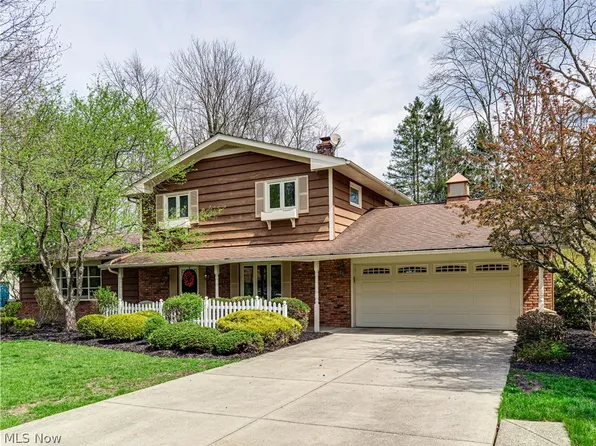7823 Oakhurst Cir, Brecksville, OH 44141