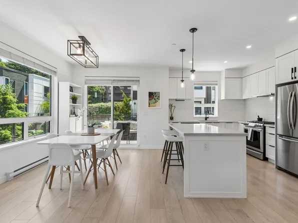 3021 Saint George St #205, Pt Moody, BC V3H 0K3