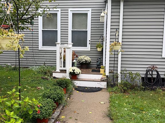 5th image of 404 Concord St