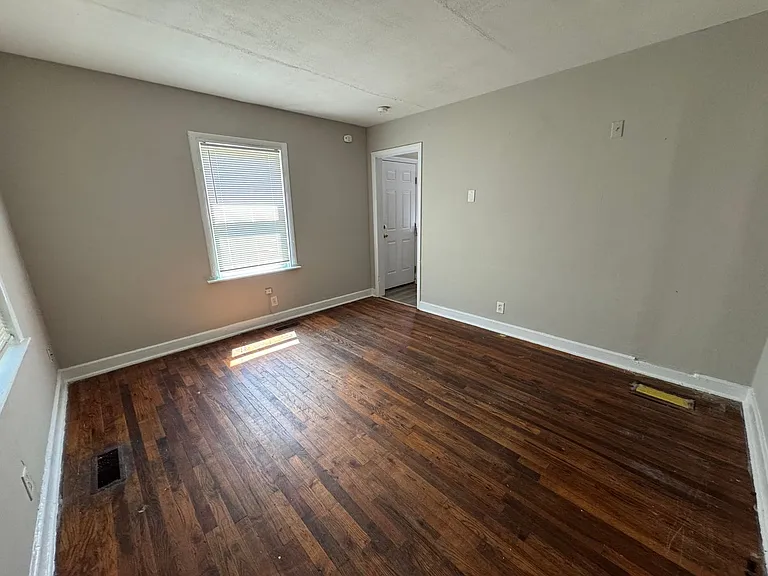 1103 McArthur Ave — Photo 6