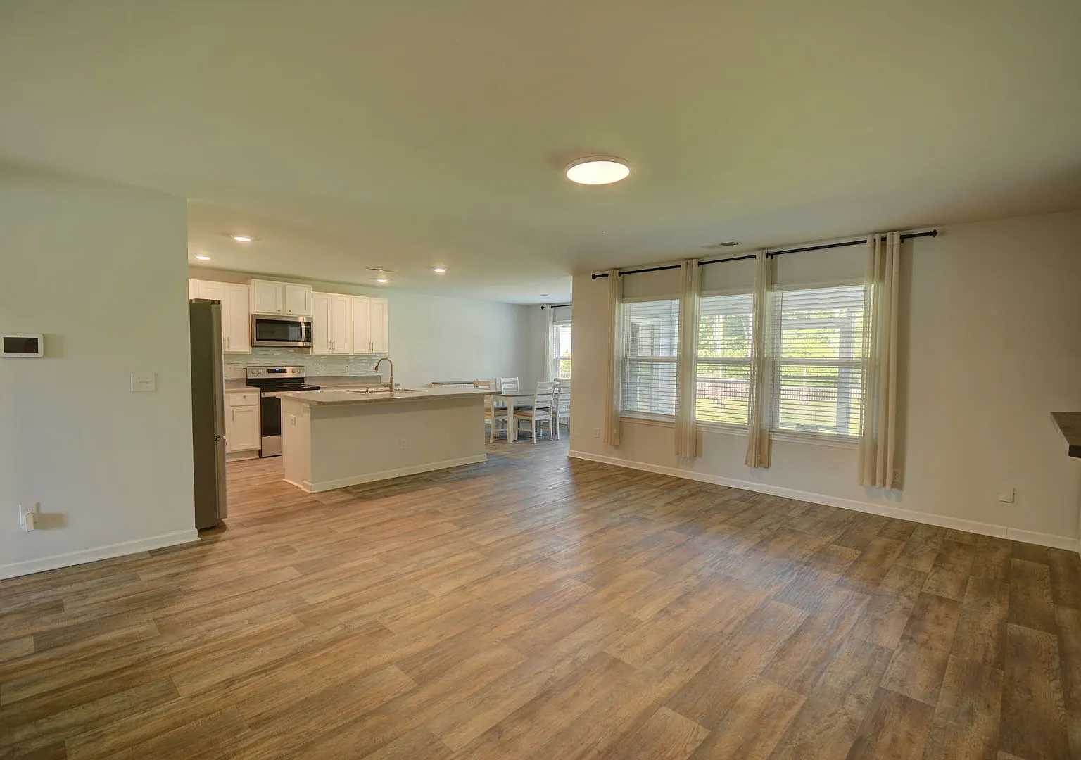 3 Bedroom, Dog Friendly, Large Fenced in Back Yard located in Hope Creek Neighborhood — Photo 4