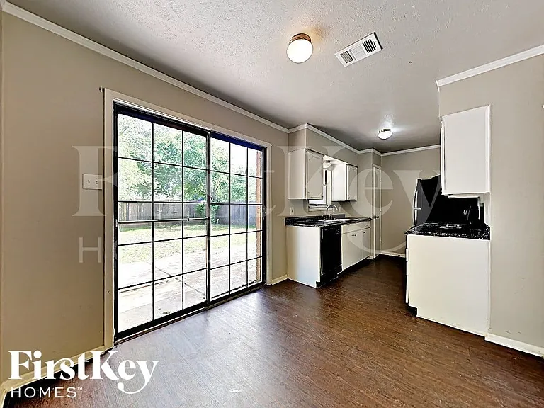 430 Kelly Ct — Photo 5