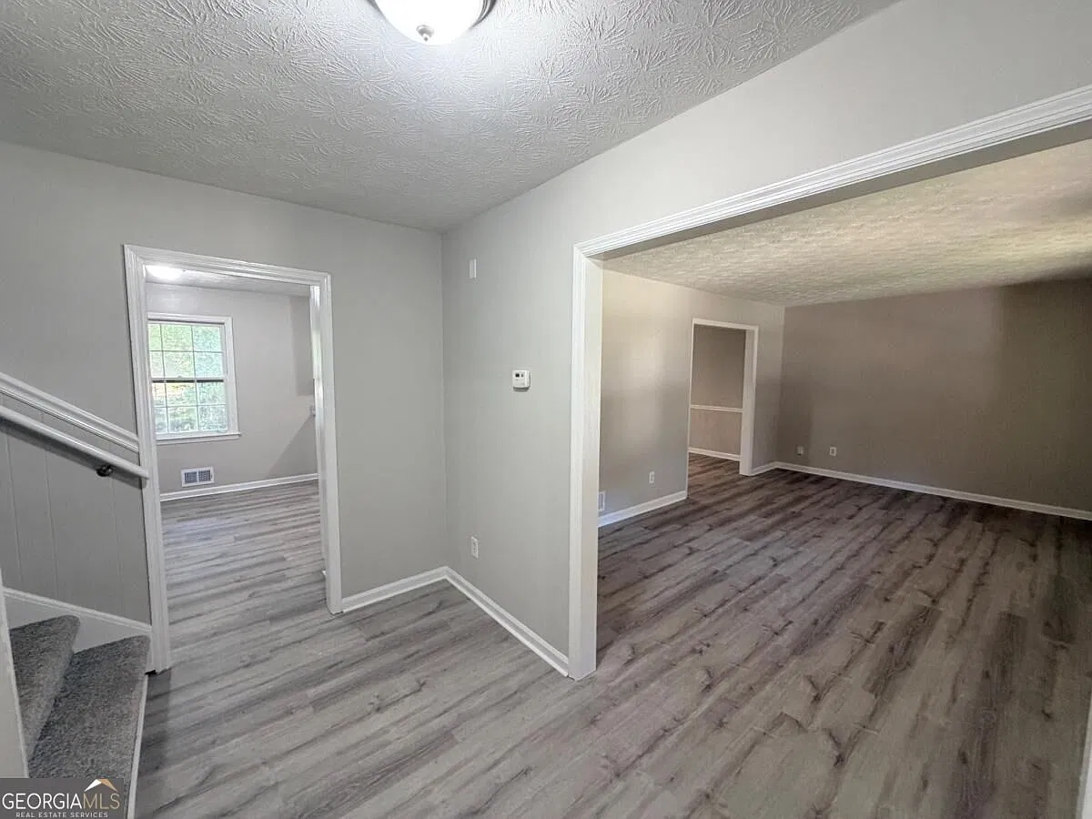 4 bed, 2.5 bath, 2100 sqft, $1,796 — Photo 2